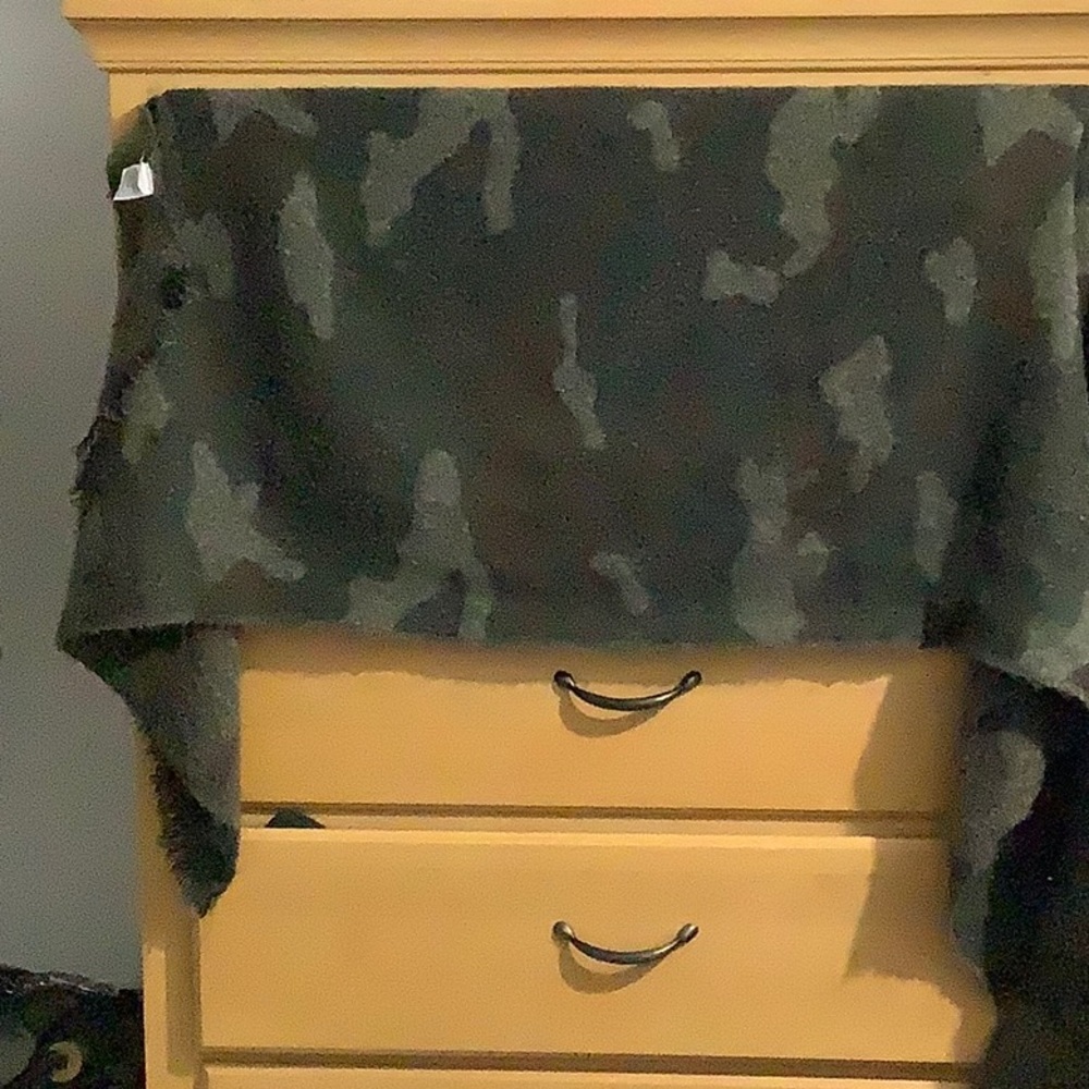 Camouflaged Shawl